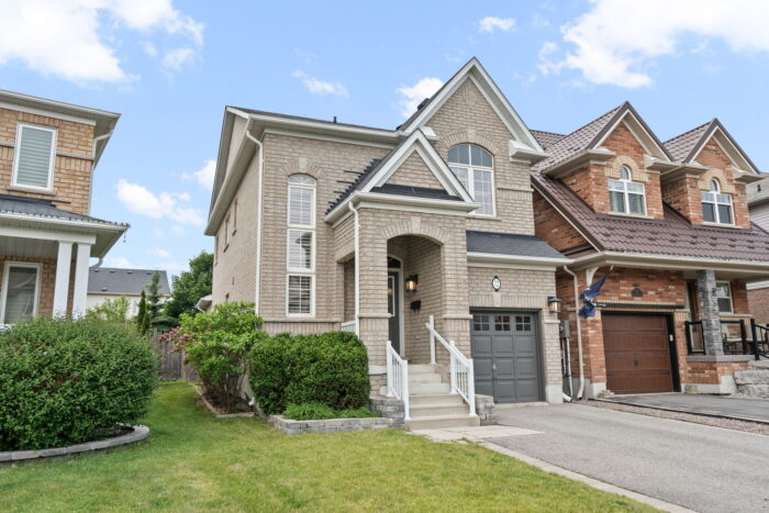 72 Bathgate Crescent Courtice Home for sale Front