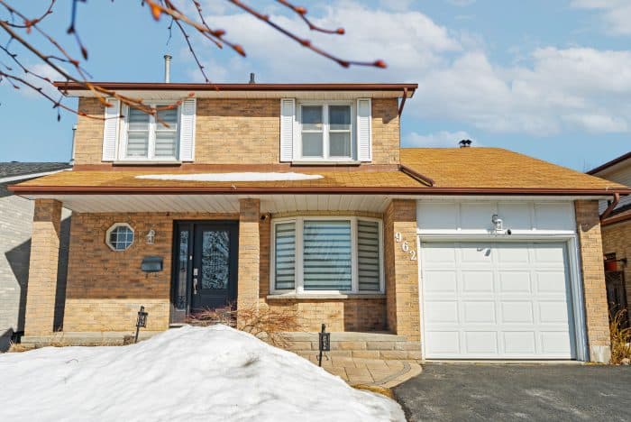 962 Roundelay Drive Oshawa - Home For Sale With The Baird Real Estate Team - Front of home.