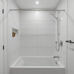 Bathroom tub